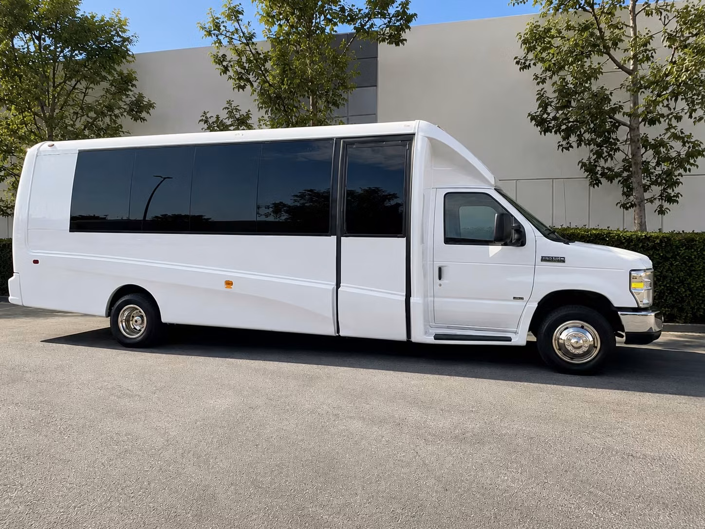 minibus rentals for downey field trips to the natural history museum of los angeles